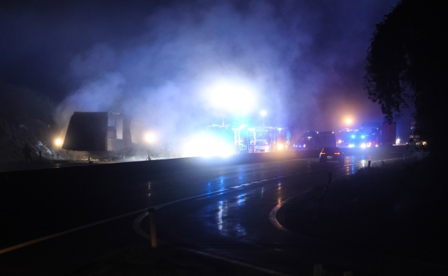 Vier Feuerwehren bei Brand eines LKW-Aufliegers auf Pyhrnautobahn in Schlierbach im Einsatz