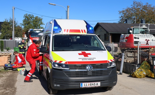 Personenrettung: Verletzter Arbeiter aus Baugrube einer Baustelle in Traun gerettet