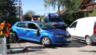 Auto berschlagen: Einsatzkrfte zu Personenrettung nach Verkehrsunfall in Traun alarmiert