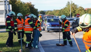 Stau nach Auffahrunfall in einem Kreuzungsbereich der Pyhrnpass Strae in Thalheim bei Wels