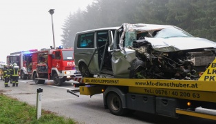 Sechs Personen befreit: Schwerer Crash zwischen Kleinbus und LKW auf Westautobahn bei Ohlsdorf