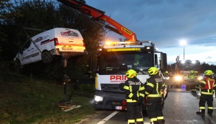 Verkehrsunfall: Kleintransporter neben Steyrer Strae bei Hargelsberg in Struchern gelandet