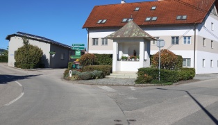 Einsatzkrfte zu vermeintlich schwerem Verkehrsunfall nach Hartkirchen gerufen