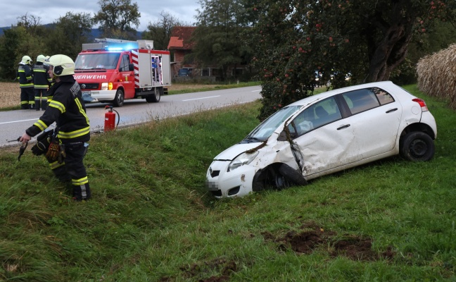 Schwerer Crash zwischen zwei PKW in Pettenbach fordert eine verletzte Person