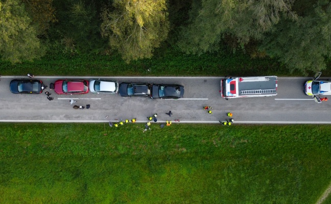 Karambolage: Fünf Autos eines Hochzeitskonvois bei Offenhausen ineinander gekracht