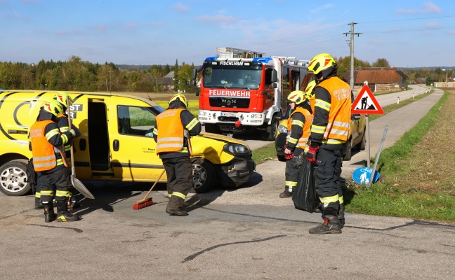 Kreuzungskollision zwischen PKW und Postfahrzeug in Fischlham