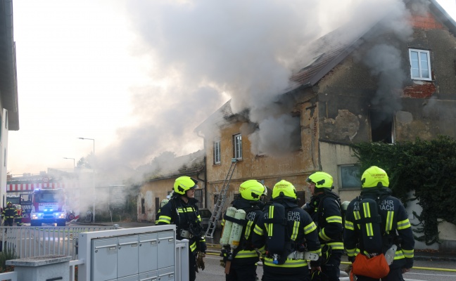 Tdlicher Wohnhausbrand: Schwieriger Lscheinsatz bei Brand eines Wohnhauses in Thalheim bei Wels