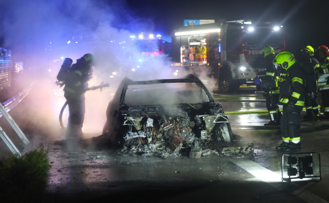 PKW in Vollbrand: Zwei Feuerwehren bei Fahrzeugbrand auf Welser Autobahn in Marchtrenk im Einsatz