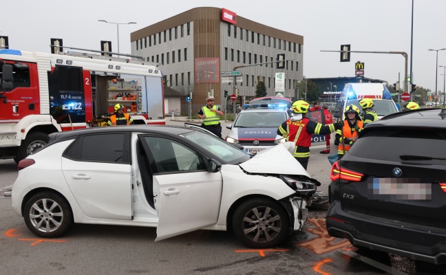 Kreuzungscrash auf Wiener Strae bei Traun fordert zwei Verletzte