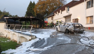 Auto in einem Carport in Wolfern in Flammen aufgegangen