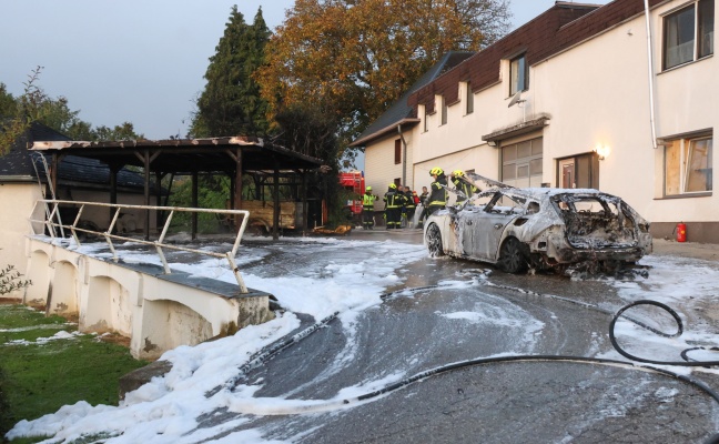 auto-in-einem-carport-in-wolfern-in-flammen-aufgegangen