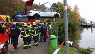 Taucheinsatz der Feuerwehr: E-Auto bei Gmunden im Traunsee gelandet und untergegangen