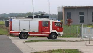 Einsatzkrfte der Feuerwehr zu grerem laustritt auf Firmengelnde in Eberstalzell alarmiert