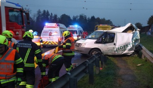 Zwei Schwerverletzte: LKW kracht auf Innkreisautobahn bei Weibern gegen Kleintransporter mit Panne