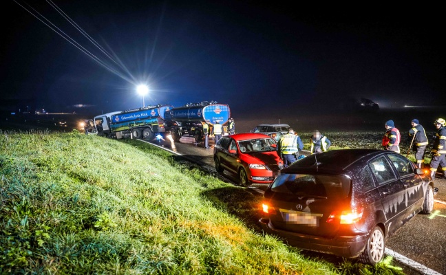 Milchtransporter und mehrere PKW in einen Unfall bei Eggelsberg verwickelt