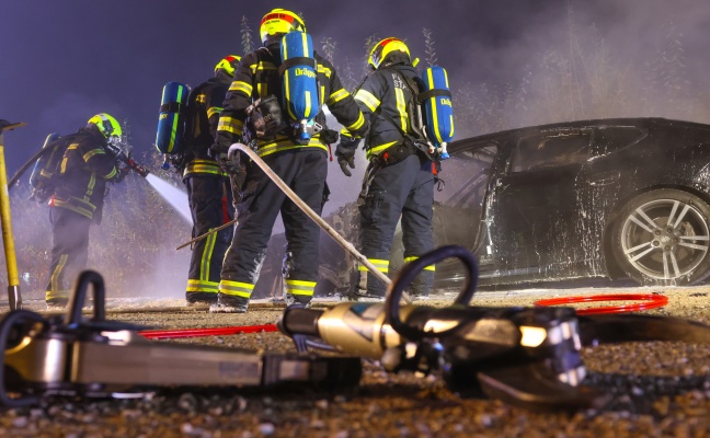 Nchtlicher Einsatz: Auto auf Parkplatz in Stadl-Paura in Flammen aufgegangen