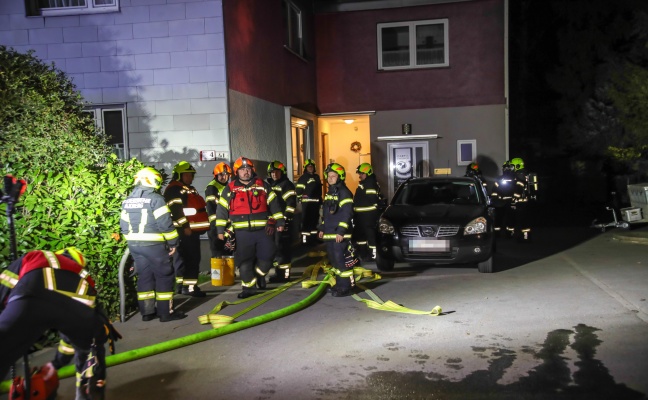 Einsatzkrfte der Feuerwehr zu kleinerem Brand im Keller eines Hauses in Kirchberg-Thening gerufen