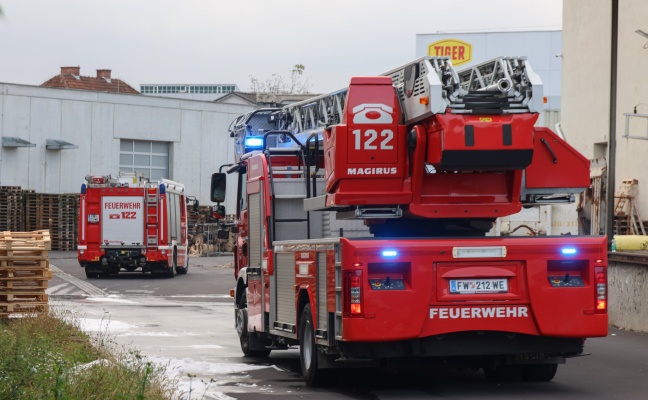 Brand in einem Firmengebudekomplex in Wels-Pernau