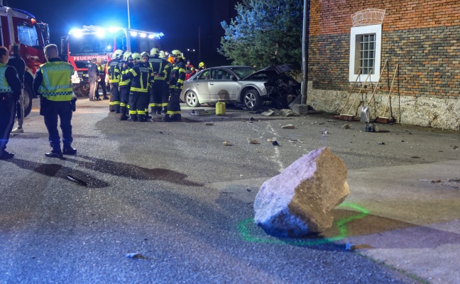 Auto bei Verkehrsunfall in Hargelsberg gegen groe Steine und Hauseck eines Vierkanters gekracht