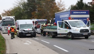 Drei Verletzte bei Crash zwischen drei Fahrzeugen auf Wiener Strae in Wels-Waidhausen