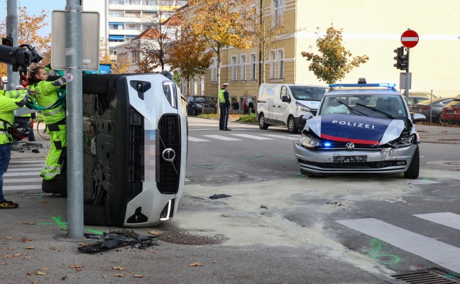 Fnf Verletzte bei Kreuzungscrash zwischen Polizeiauto und PKW auf Wiener Strae in Wels-Innenstadt