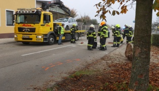 Lenkerin verletzt: Auto nach Kollision mit Begrenzungsstein in Bad Wimsbach-Neydharting berschlagen