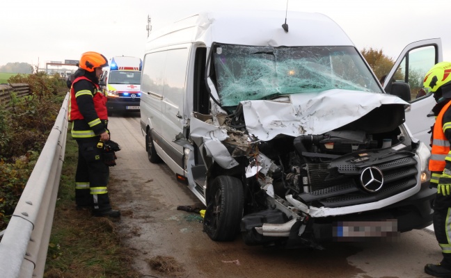 Schwerer Crash: Kleintransporter kracht auf Westautobahn bei Pucking gegen Heck eines LKW