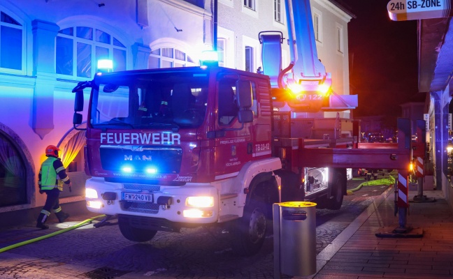 Brand in einem Wohn- und Geschftsgebude in Vcklabruck