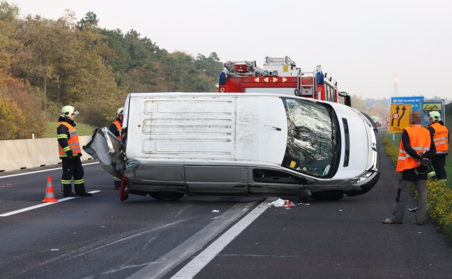 Kleintransporter sowie Anhnger bei Crash auf Welser Autobahn in Wels-Puchberg umgestrzt