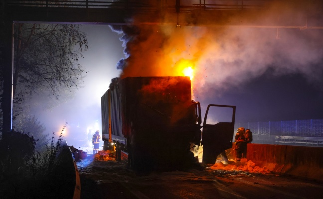 Vollbrand eines LKW auf Westautobahn bei Sattledt sorgt fr greren Einsatz