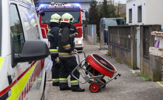 Hohe CO-Konzentration: Person in einem Wohnhaus in Wels-Schafwiesen reglos aufgefunden