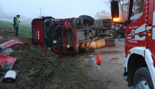 Schotter-LKW bei schwerem Unfall in Niederneukirchen umgestrzt