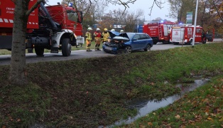 Personenrettung in Ried im Innkreis: Auto nach Crash mit Baum im Bachbett des Ottenbachs gelandet