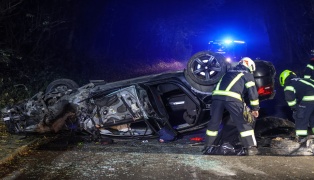 Vier Leicht- und ein Schwerverletzter bei Crash gegen Baum samt Autoberschlag in Kematen am Innbach