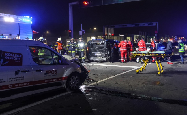 Vier Verletzte bei schwerem Auffahrunfall mit drei beteiligten PKW in Wels-Schafwiesen