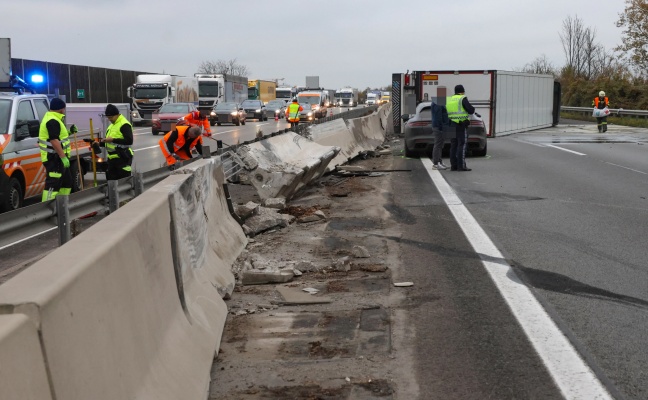 LKW bei Kollision mit PKW auf Welser Autobahn in Wels-Puchberg umgestrzt