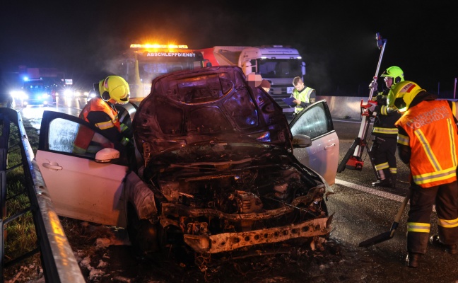 Vollbrand des Motorraums eines Autos auf Westautobahn in Roitham am Traunfall