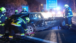 Verkehrsunfall in einem Kreuzungsbereich in Weikirchen an der Traun endete mit grerem Sachschaden