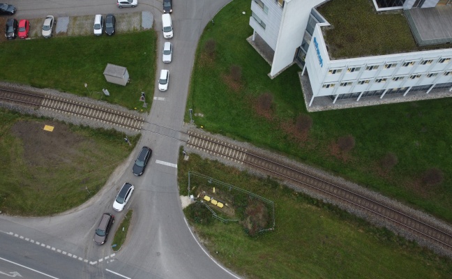 Unfall auf einem Bahnbergang in Aurolzmnster endet glimpflich