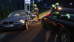 Autolenker nach schwerem Kreuzungscrash in Sierning von Einsatzkrften aus PKW gerettet