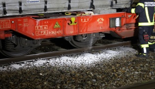 Schadstoffeinsatz: Polyvinylchlorid rieselte im Bahnhof in Bad Schallerbach aus Gterzugwaggon