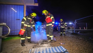 Kleinbrand vor Bahnhofsunterfhrung in Marchtrenk rasch gelscht