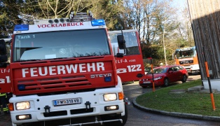 Feuerwehr bei Kchenbrand in einem Mehrparteienwohnhaus in Vcklabruck im Einsatz