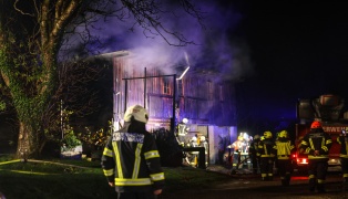 Groeinsatz bei Brand eines landwirtschaftlichen Nebengebudes in Ampflwang im Hausruckwald