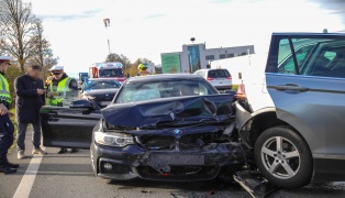 Heftiger Auffahrunfall mit drei beteiligten Autos auf Wiener Strae bei Marchtrenk