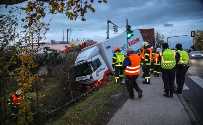 LKW offenbar bei Ausweichmanver auf Wiener Strae in Marchtrenk von Strae abgekommen