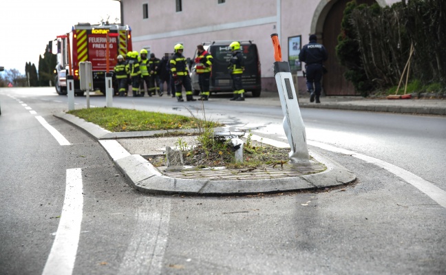 Kleintransporter fuhr bei Verkehrsunfall in Oftering ber Verkehrsinsel