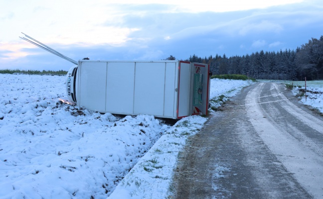 Lenker leicht verletzt: Klein-LKW bei Schiedlberg von Strae abgekommen und umgestrzt