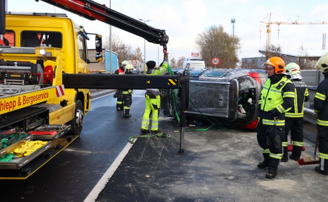 auto-berschlagen-pkw-nach-unfall-auf-pyhrnpass-stra-e-in-thalheim-bei-wels-auf-dach-gelandet