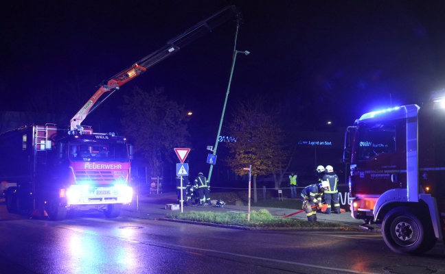 Feuerwehreinsatz: Straenbeleutung in Wels-Lichtenegg offensichtlichem von Fahrzeug gerammt